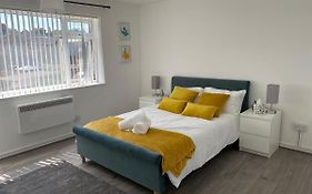 Two Bed Apartment Near Luton Town Centre Free Wifi And Parking Sleeps 6